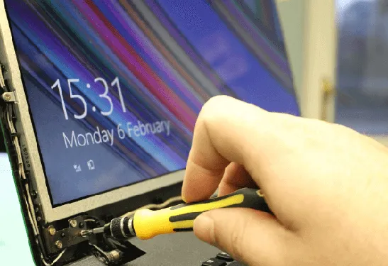 6. Lakukan Pengecekan Terhadap Kabel Fleksibel Layar Laptop Lakukan Pengecekan Terhadap Kabel Fleksibel Layar Laptop